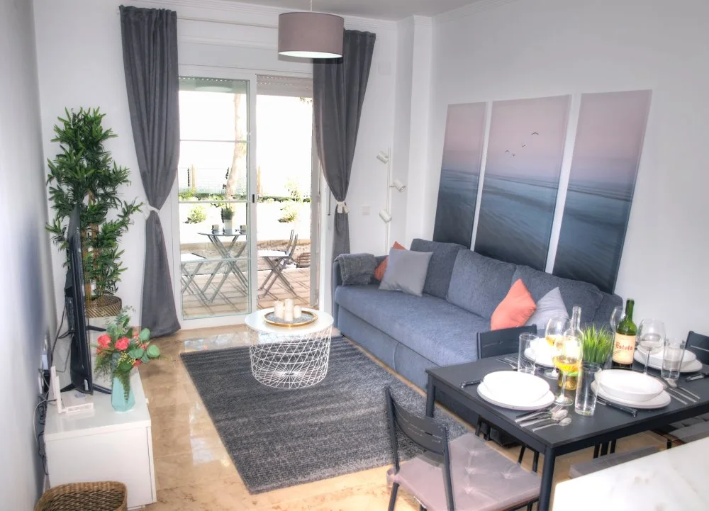Salón luminoso del apartamento Mar Playa abierto a la terraza