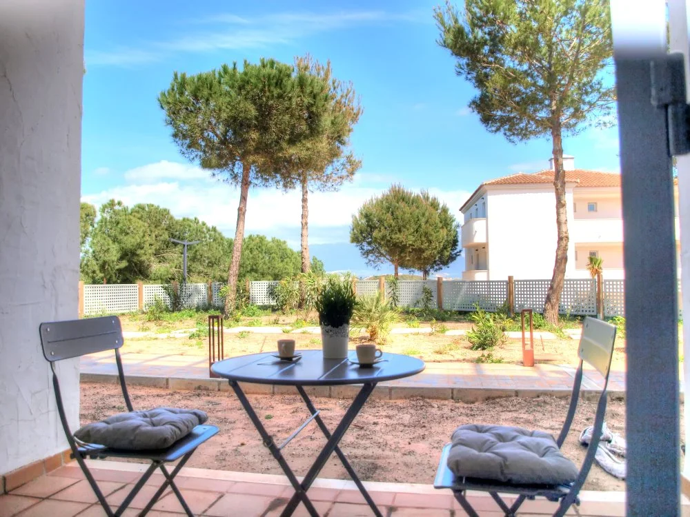 Mesa de la terraza con vistas al jardín
